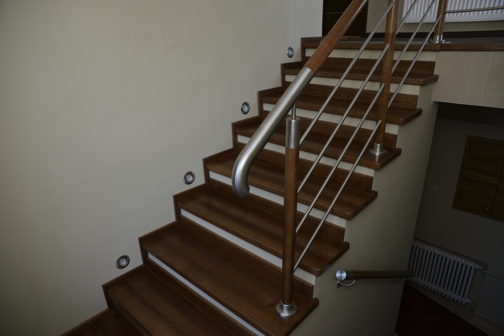 Schody z balustradą drewno-metal