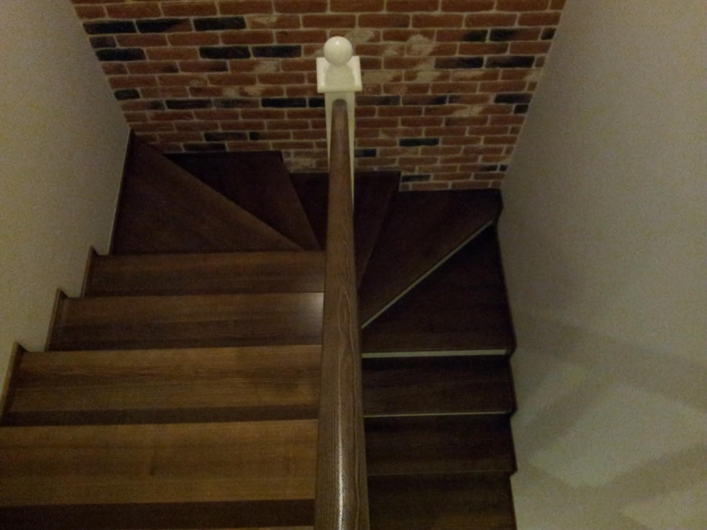 Schody na beton z balustradą pionową