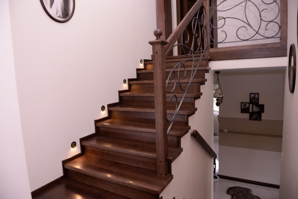 Schody na beton z kutą balustradą
